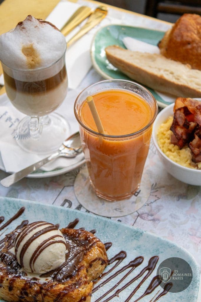 Boissons et viennoiseries au petit déjeuner