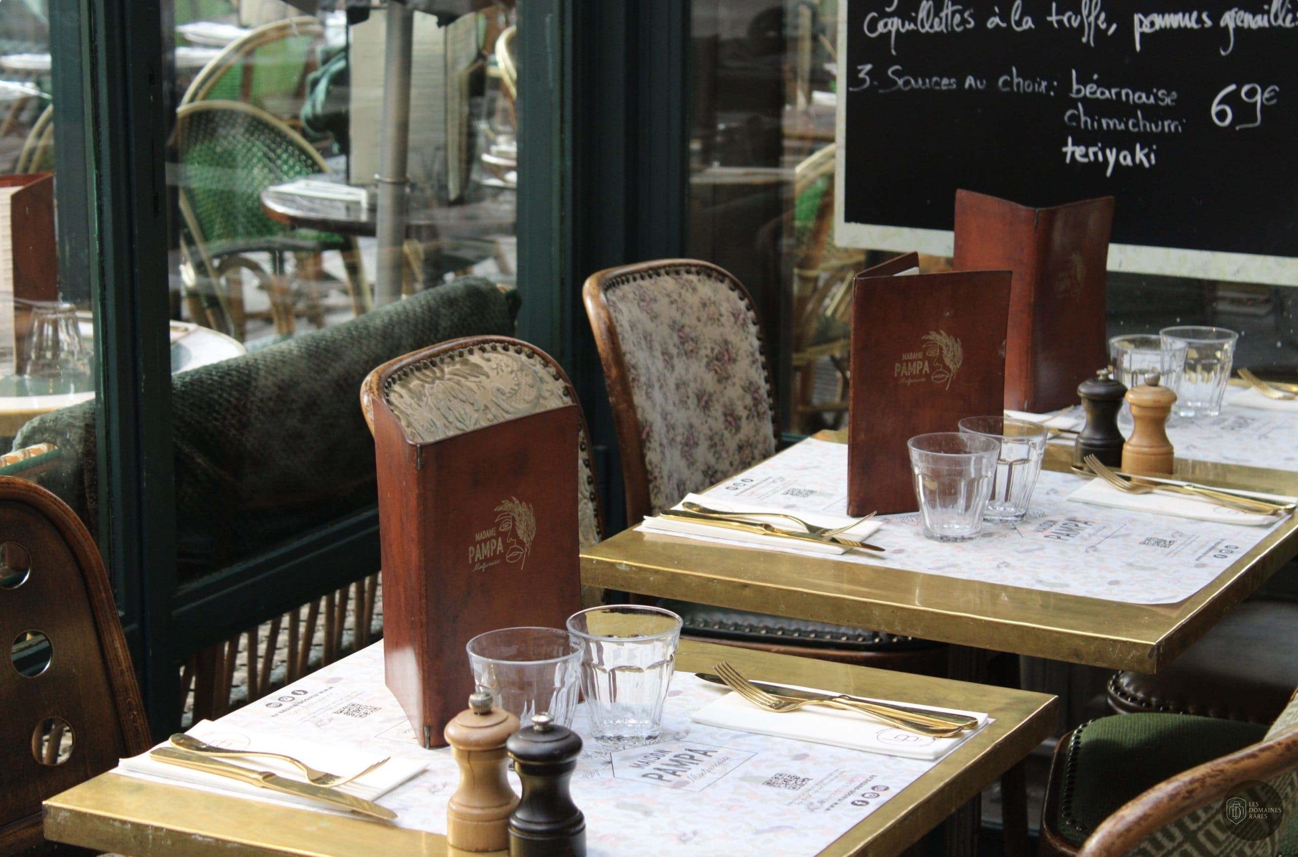 Tables dressées de restaurant