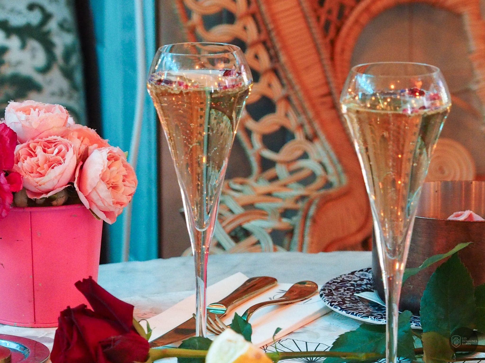 Flûtes de champagne et fleurs