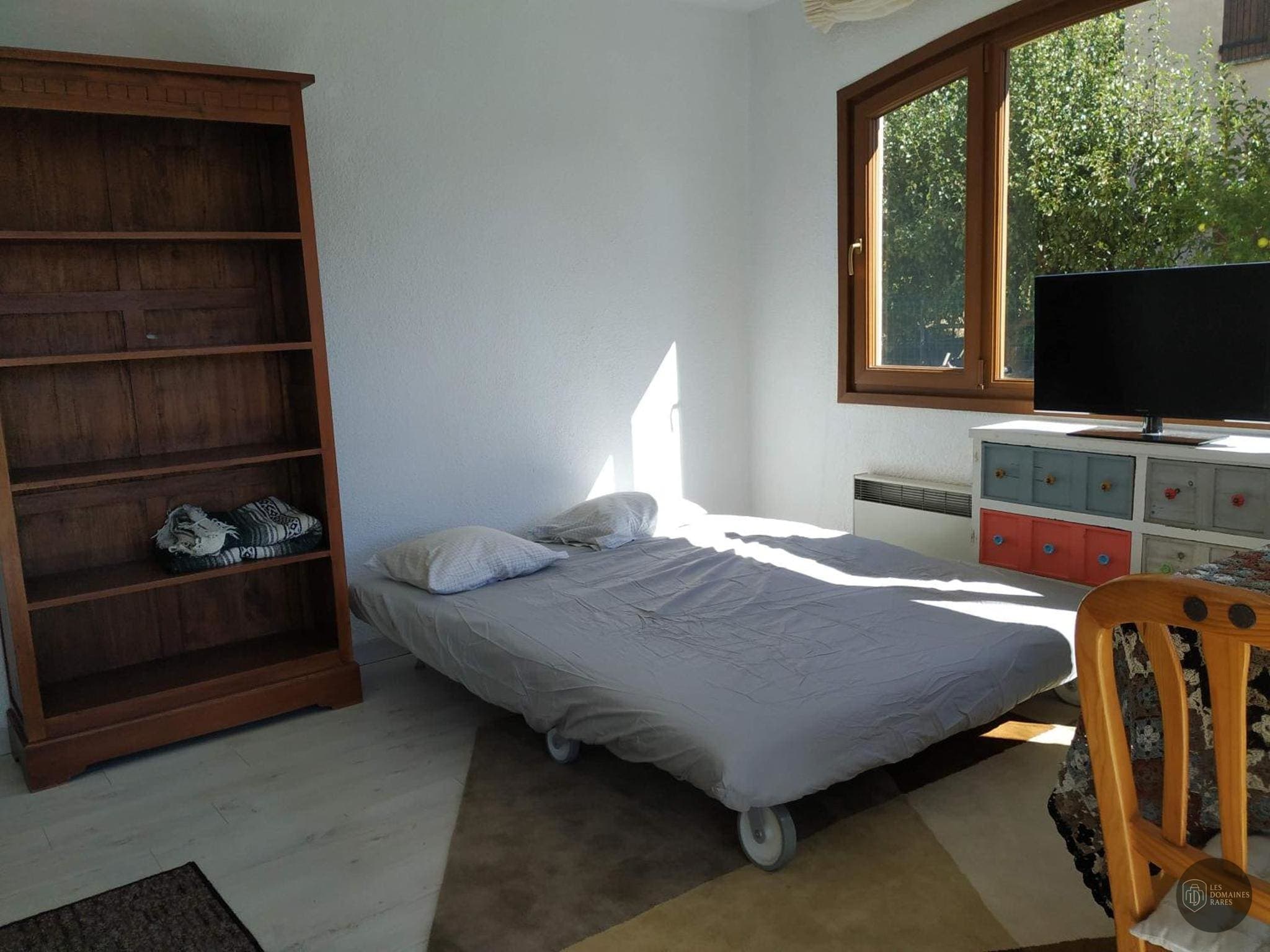 Chambre de l'hôtel Madame Sarfati à Paris en Île-de-France - séminaire paris france coordonnées gps latitude : 48.862128
