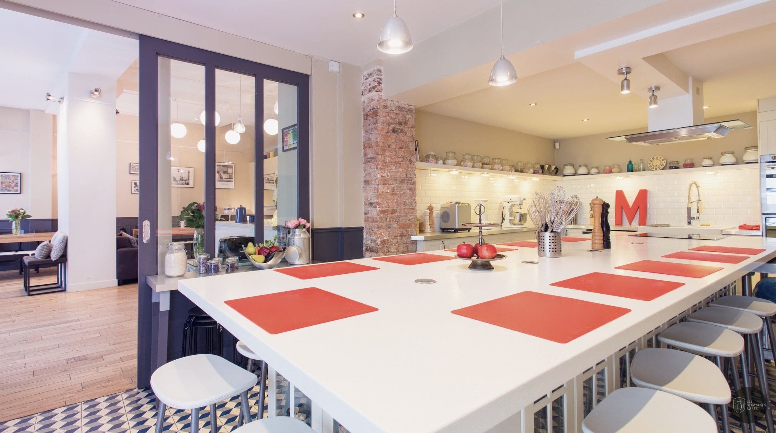 Grande cuisine avec îlot central et tabourets