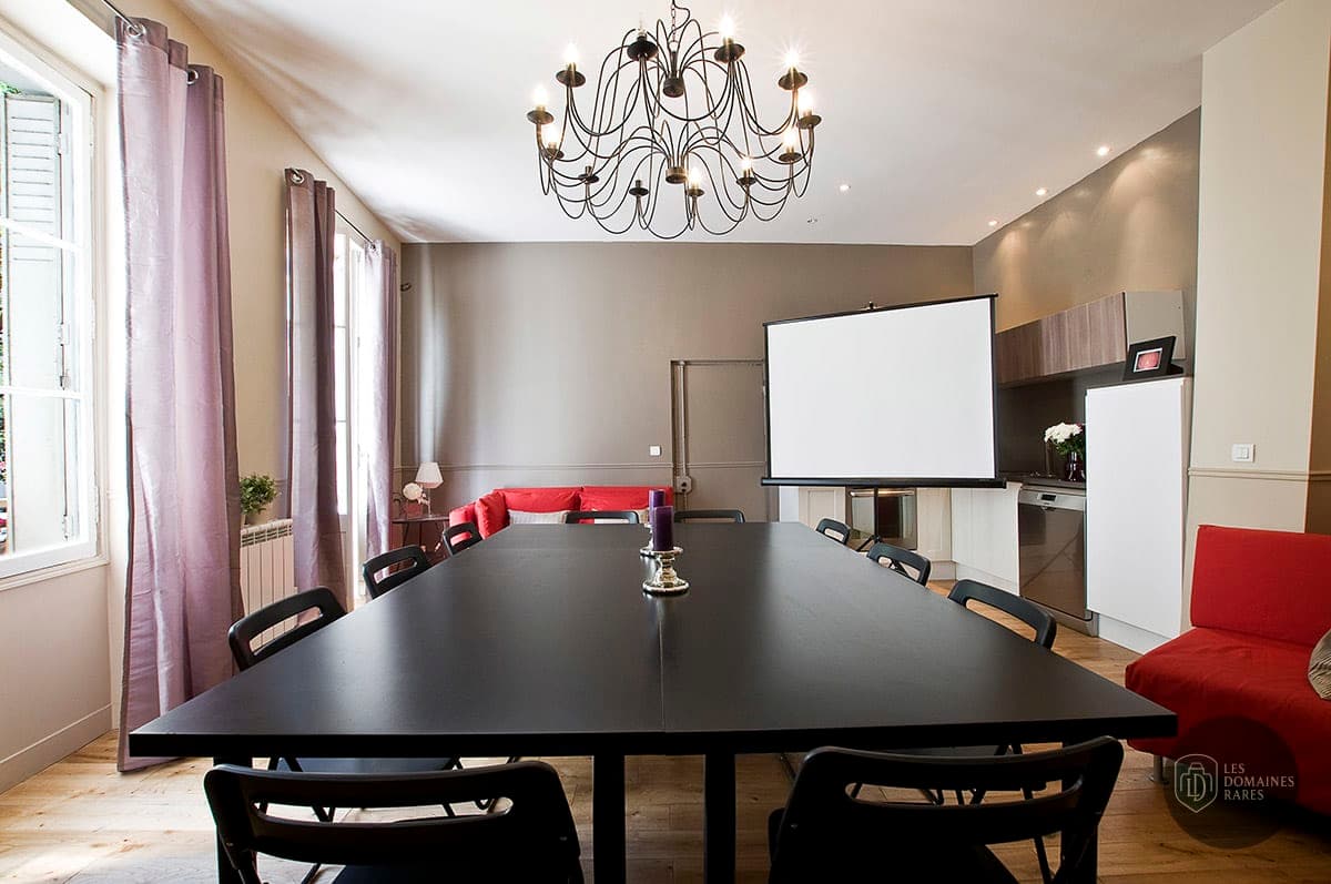 Salle de réunion avec projecteur et table