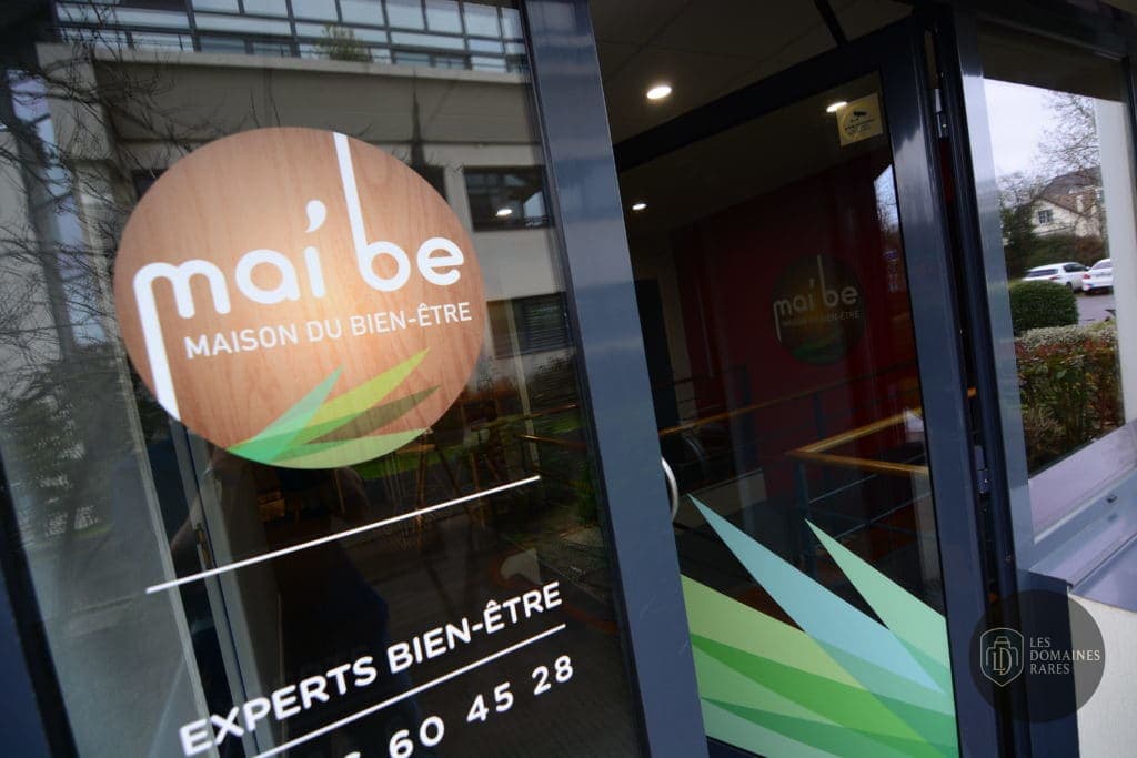Vitrine d'entrée avec logo Mai'be