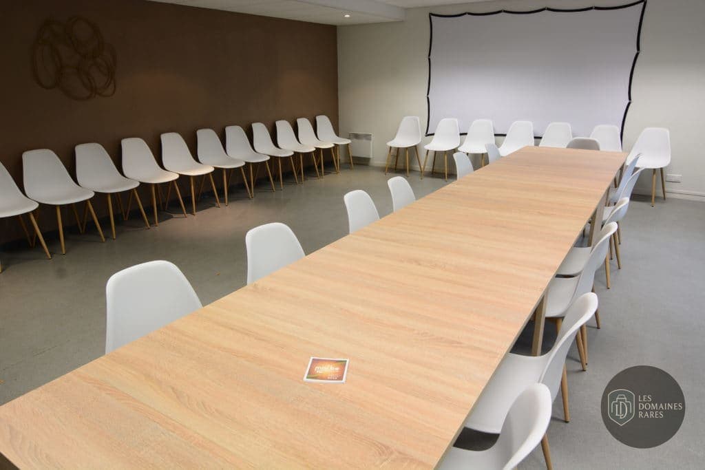 Salle de réunion avec tables et chaises
