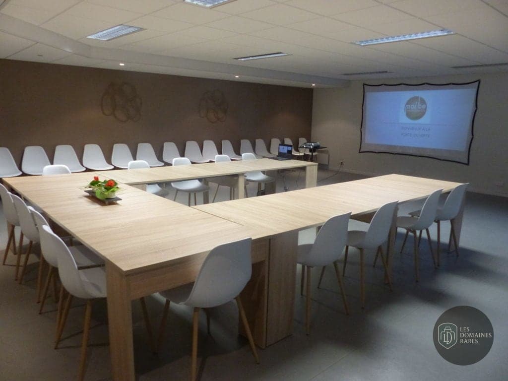 Salle de réunion avec projecteur