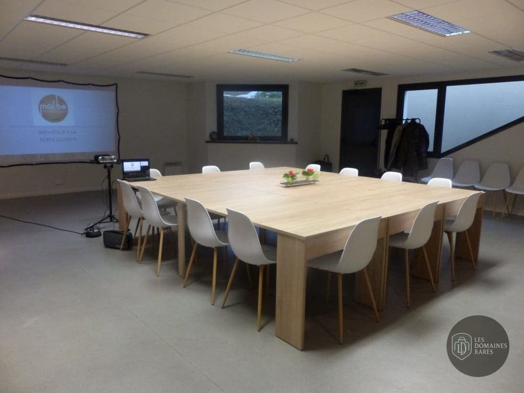 Salle de réunion avec table carrée