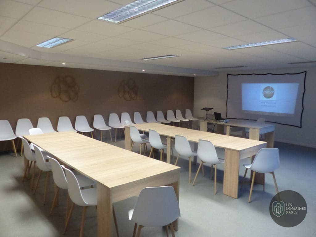Salle de réunion avec tables et chaises