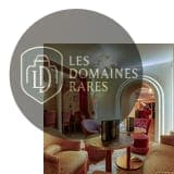 Salon avec fauteuils roses et tables