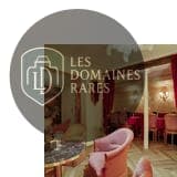 Salle de restaurant avec fauteuils et tables