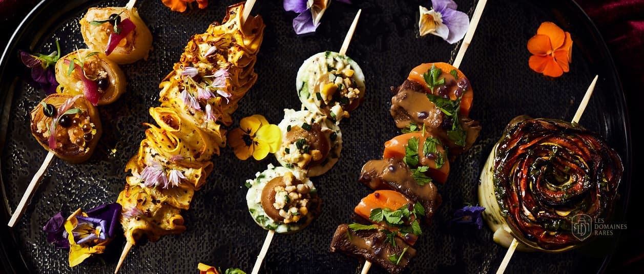 Assortiment de brochettes décorées avec des fleurs