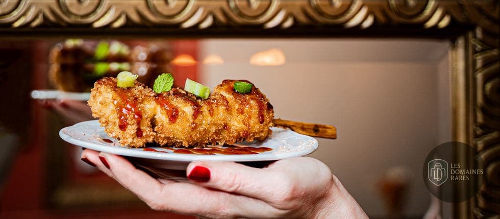 Brochette frite présentée sur une assiette