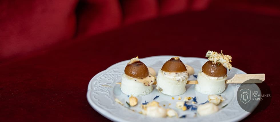 Brochettes apéritives sophistiquées sur une assiette