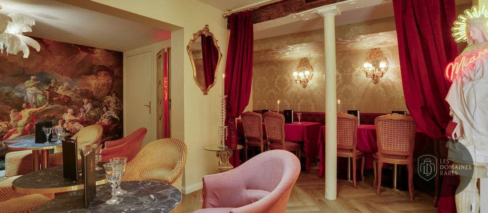 Salle à manger décorée avec statues et peintures