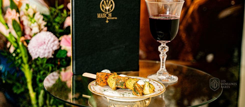 Brochette, menu et verre de vin rouge