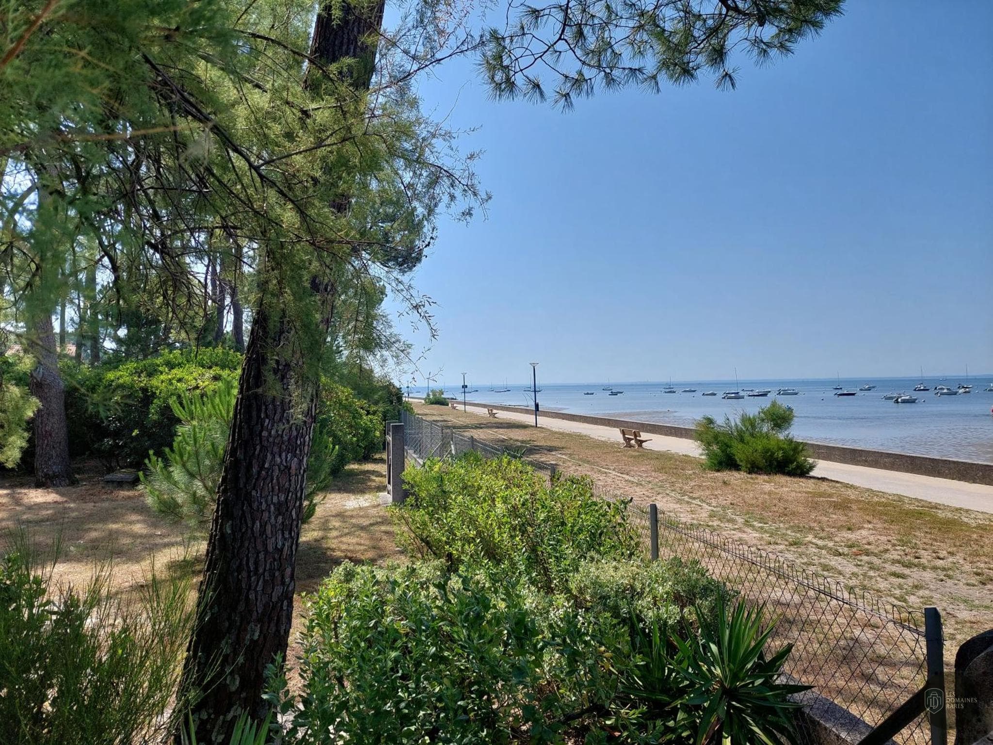 Vue extérieure du lieu Maison Gris en Île-de-France