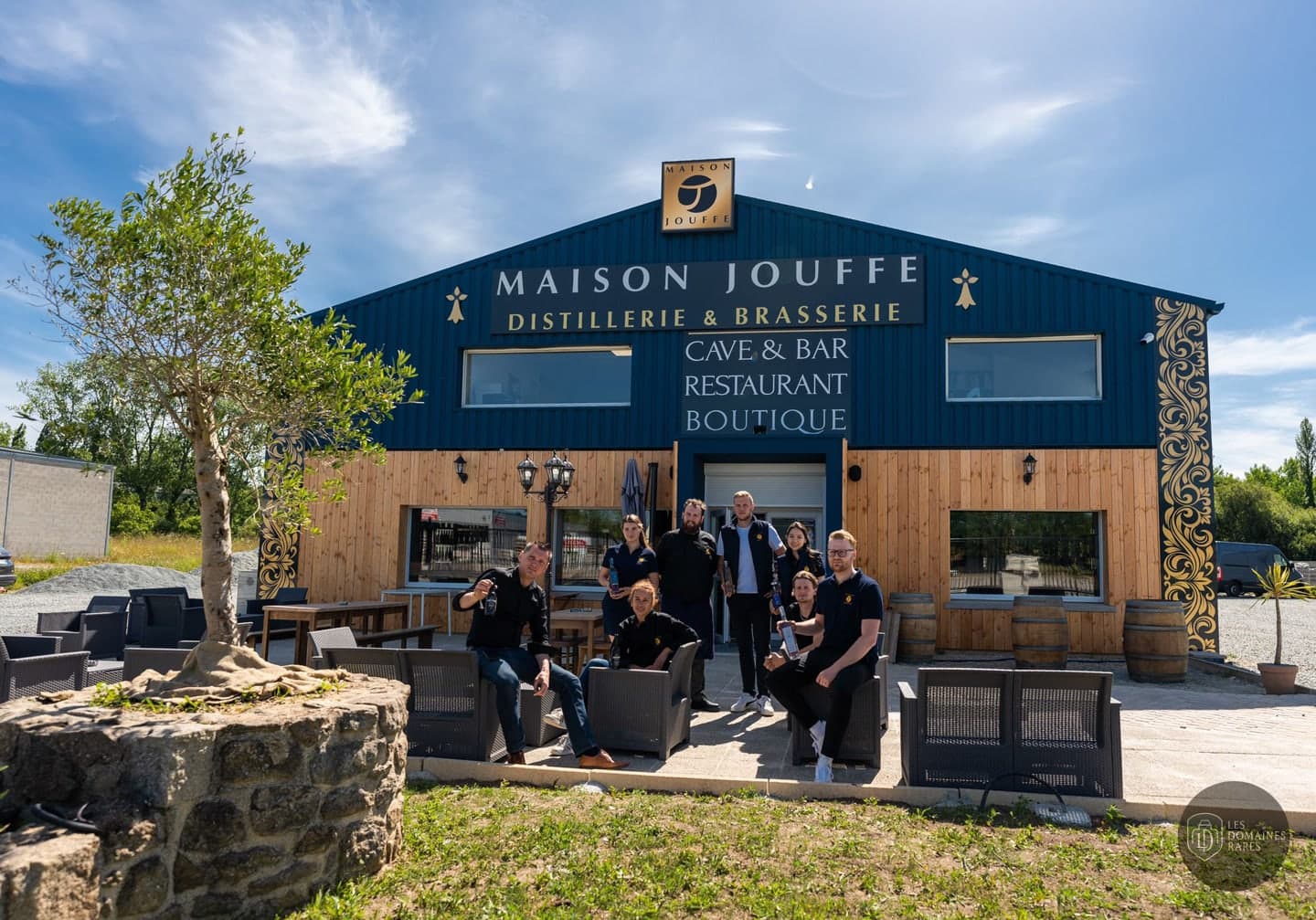 Façade Maison Jouffe avec groupe de personnes