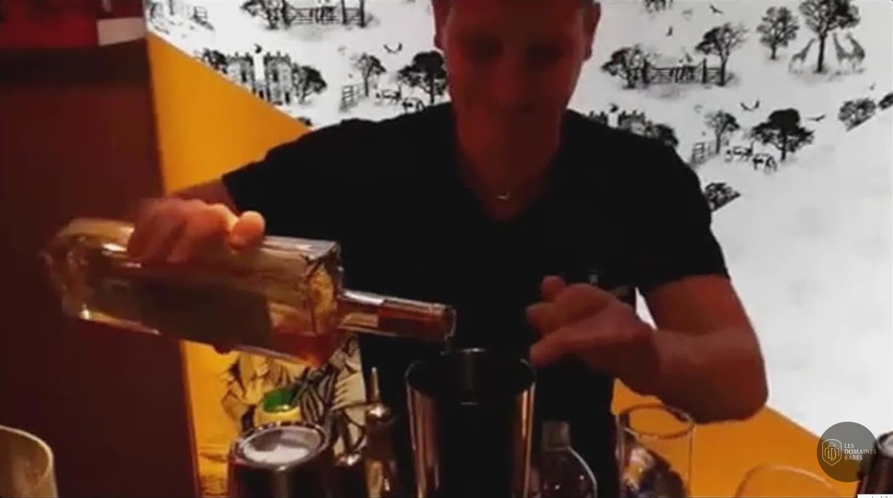 Préparation de cocktails au bar