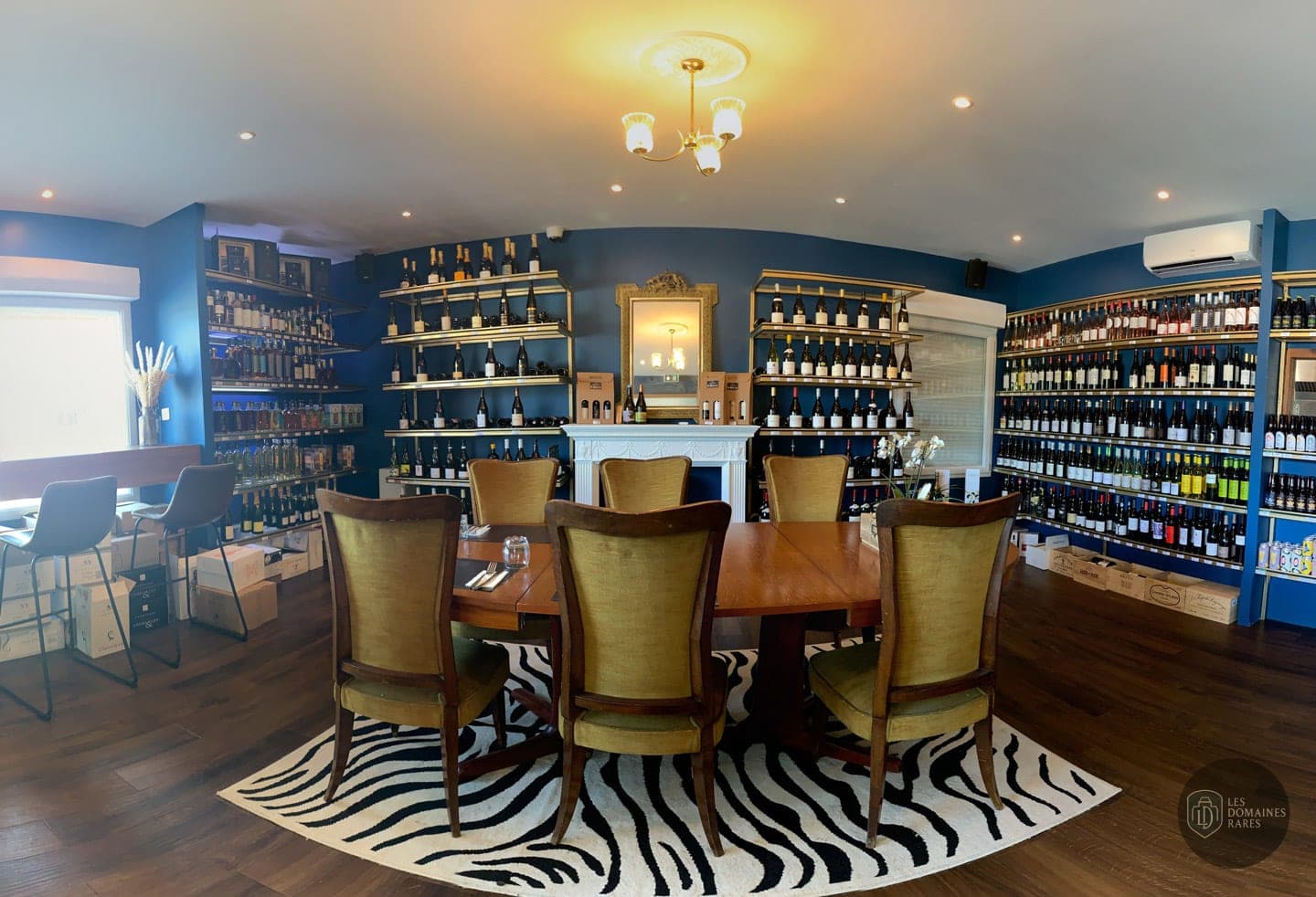 Salle de dégustation avec étagères de vins