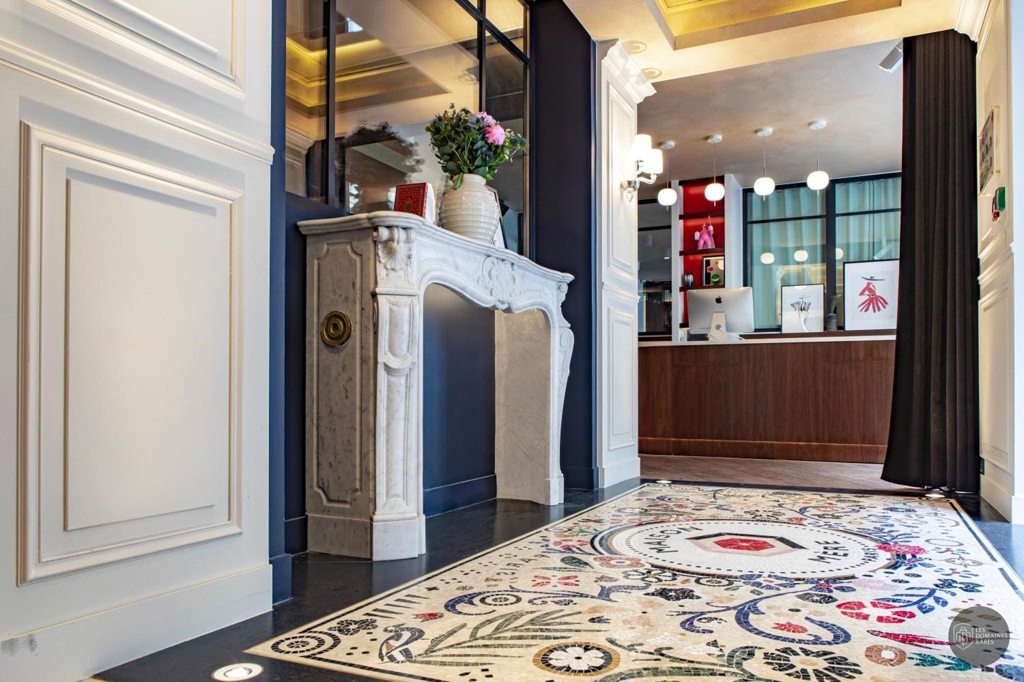 Vue extérieure de l'hôtel Maison Mère à Paris en Île-de-France