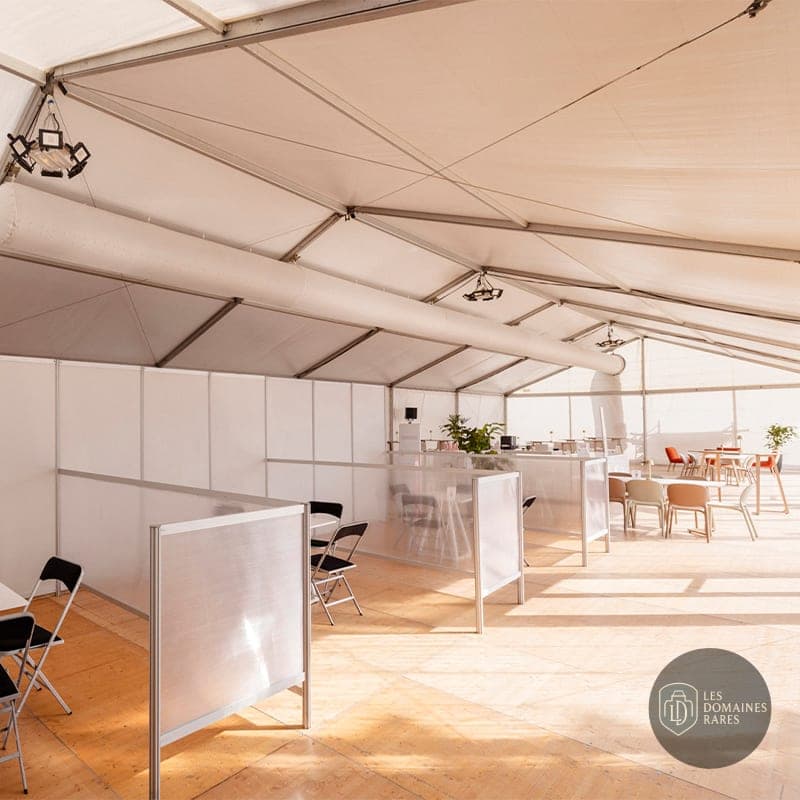 Tente événementielle avec espace de restauration