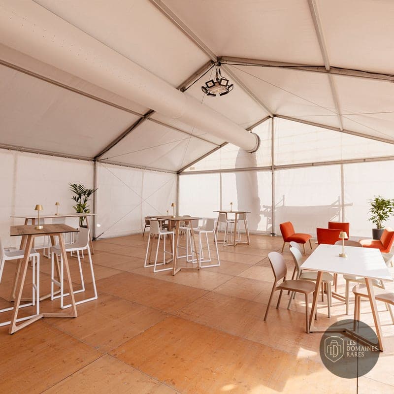 Tente événementielle avec tables et chaises
