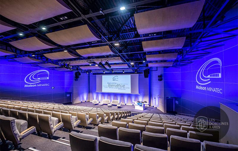 Auditorium avec écran et sièges