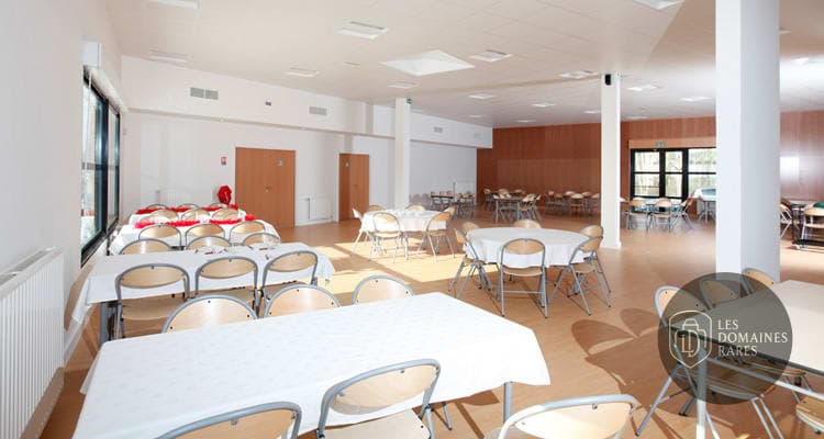 Grande salle avec tables et chaises