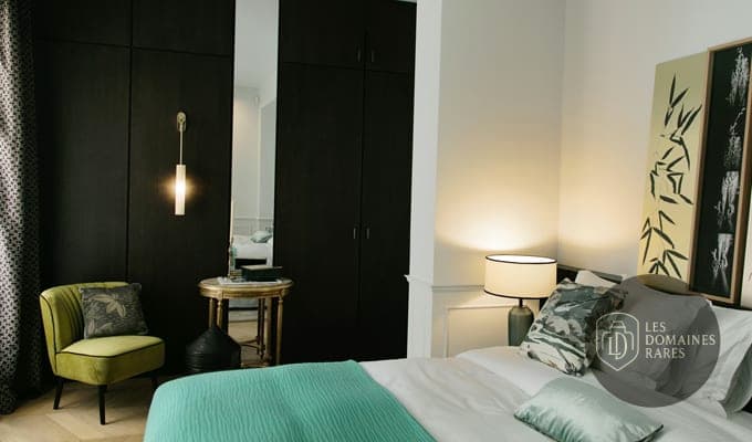 Chambre moderne avec lit double