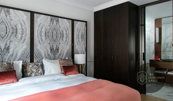 Chambre avec salle de bain ouverte