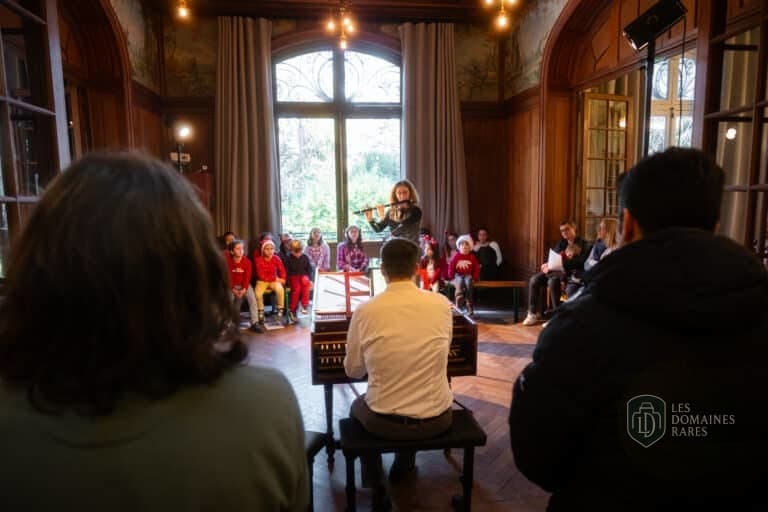 Enfants regardant un spectacle dans une salle