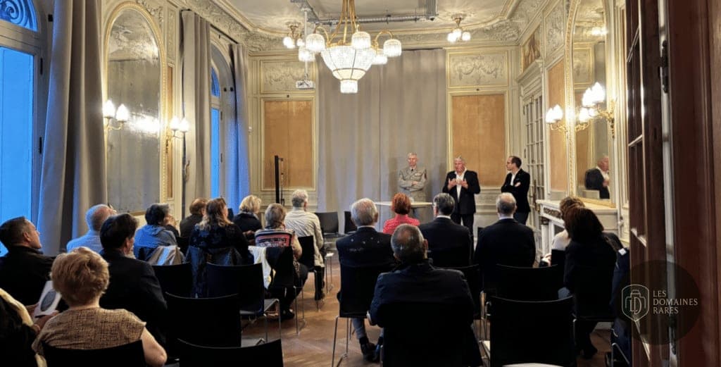 Salle de réunion avec participants