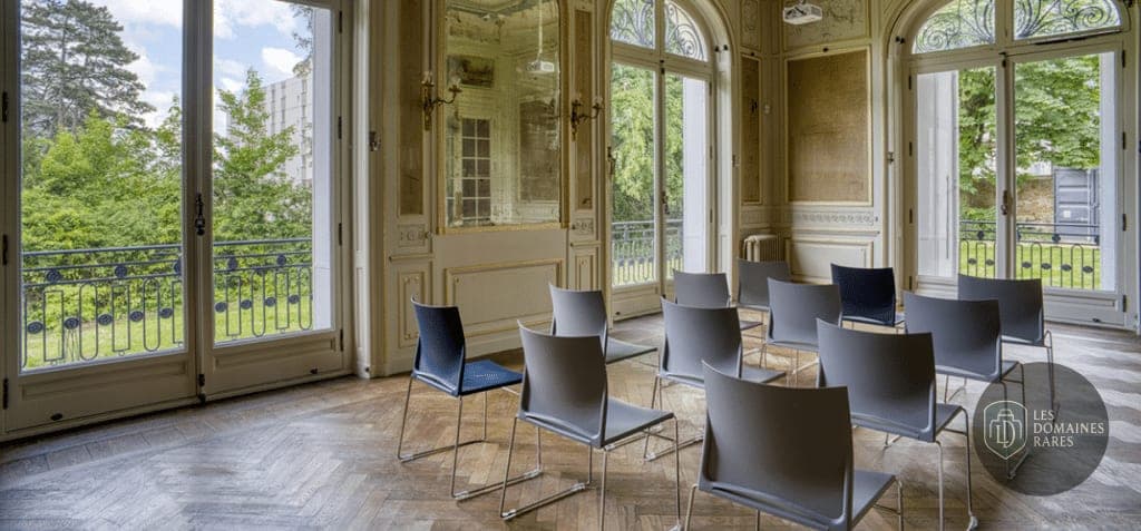 Salle de réunion lumineuse avec chaises