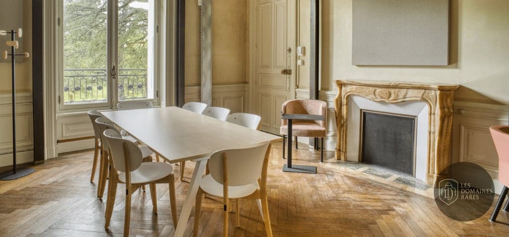 Salle de réunion avec table et cheminée