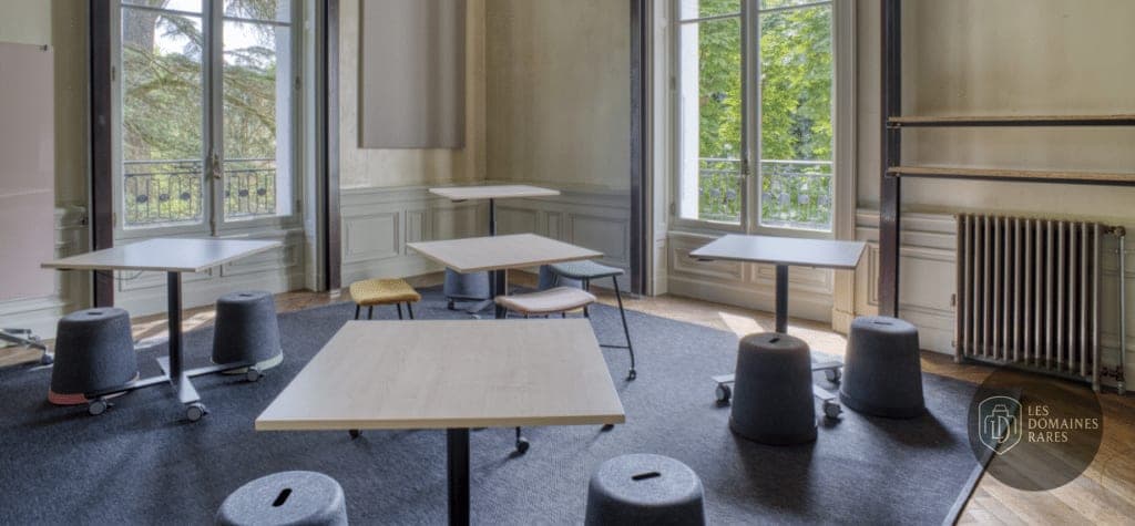 Salle de réunion avec tables modulables