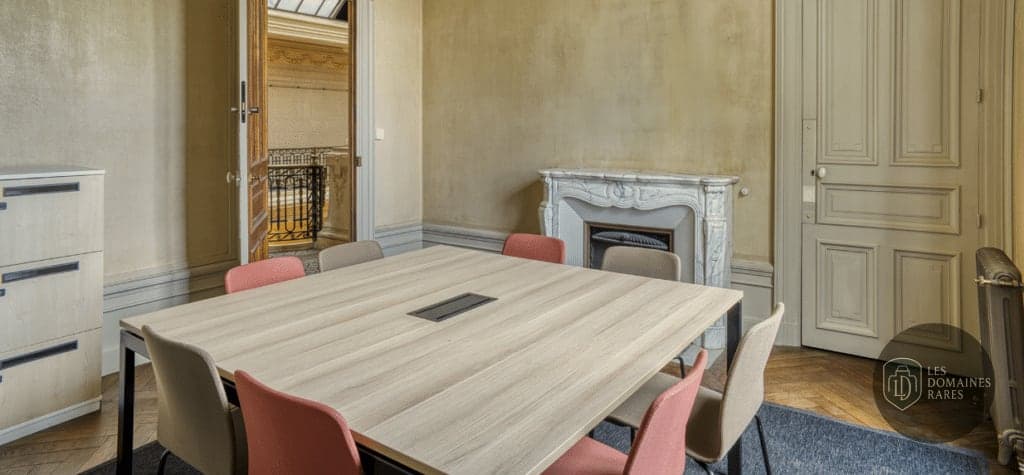 Salle de réunion avec grande table