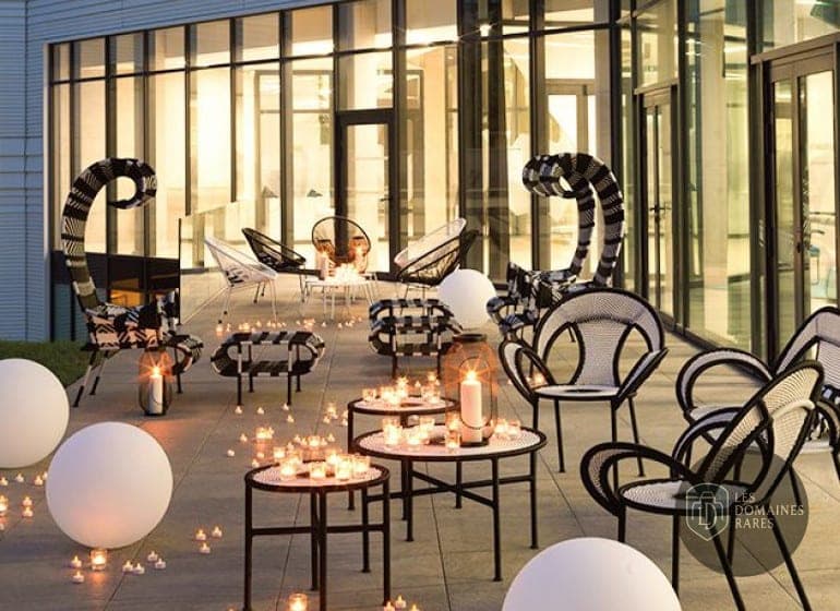 Terrasse extérieure aménagée pour soirée