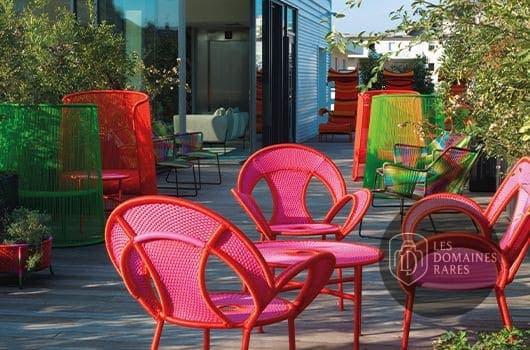 Terrasse extérieure avec chaises colorées