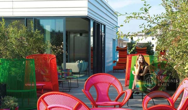 Terrasse rooftop avec mobilier coloré