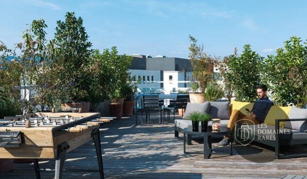 Terrasse rooftop avec babyfoot et salon