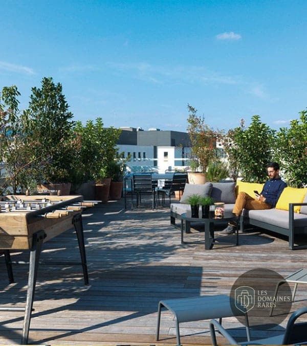 Terrasse avec babyfoot et canapés