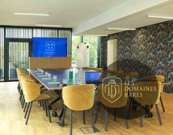 Salle de réunion avec table et écran