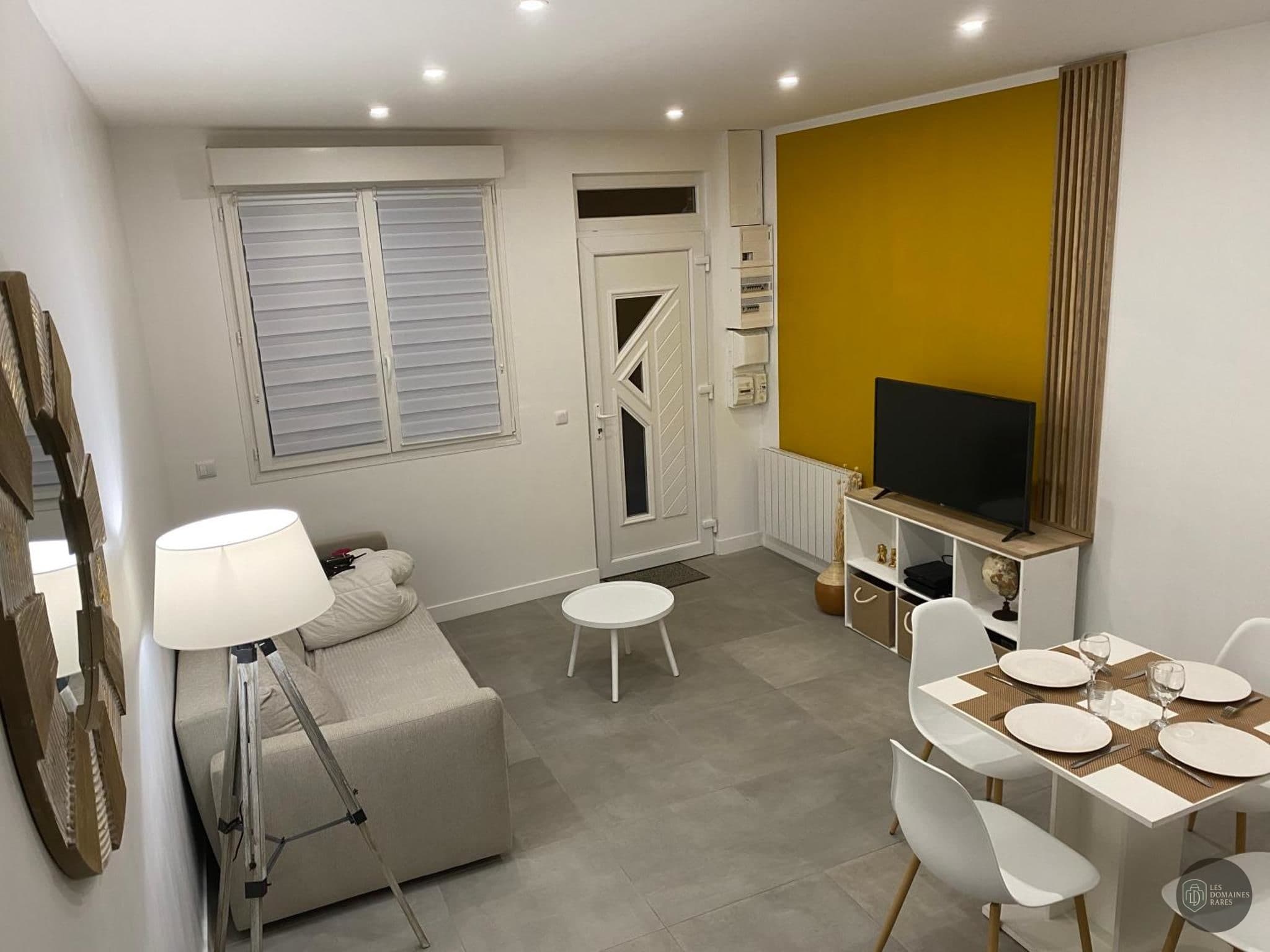 Vue extérieure de l'espace de réception Maison Yellow en Provence-Alpes-Côte d'Azur