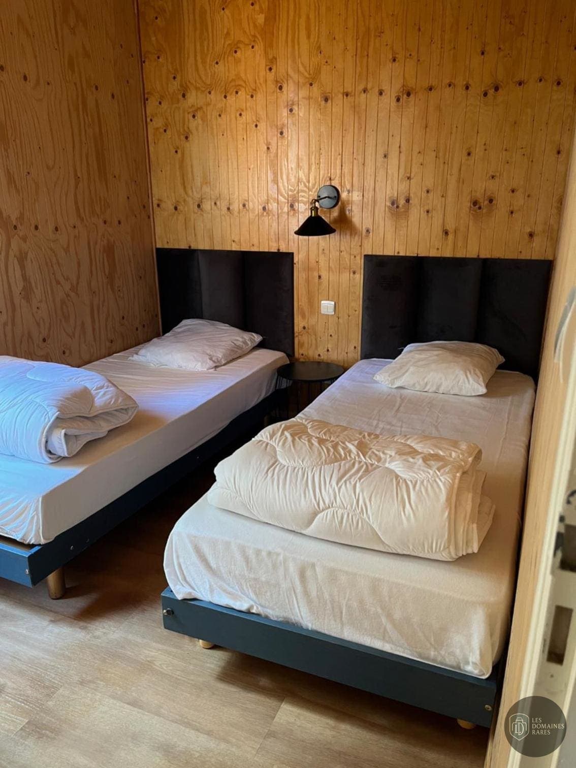 Vue extérieure de l'hôtel Maison du Lac à Nances en Auvergne-Rhône-Alpes
