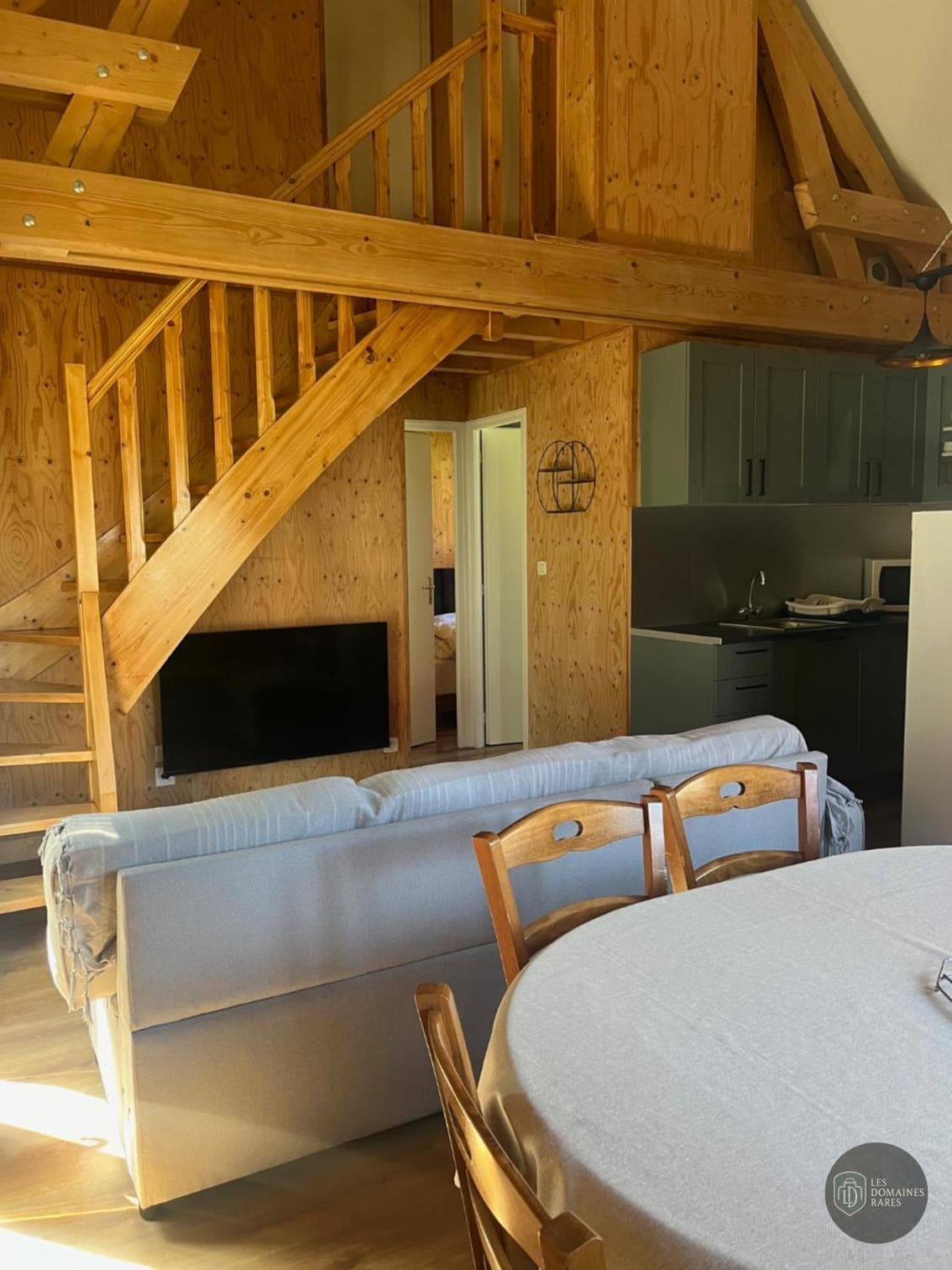Vue extérieure de l'hôtel Maison du Lac à Nances en Auvergne-Rhône-Alpes