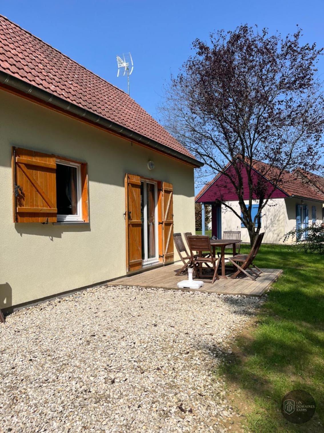 Vue extérieure de l'hôtel Maison du Lac à Nances en Auvergne-Rhône-Alpes