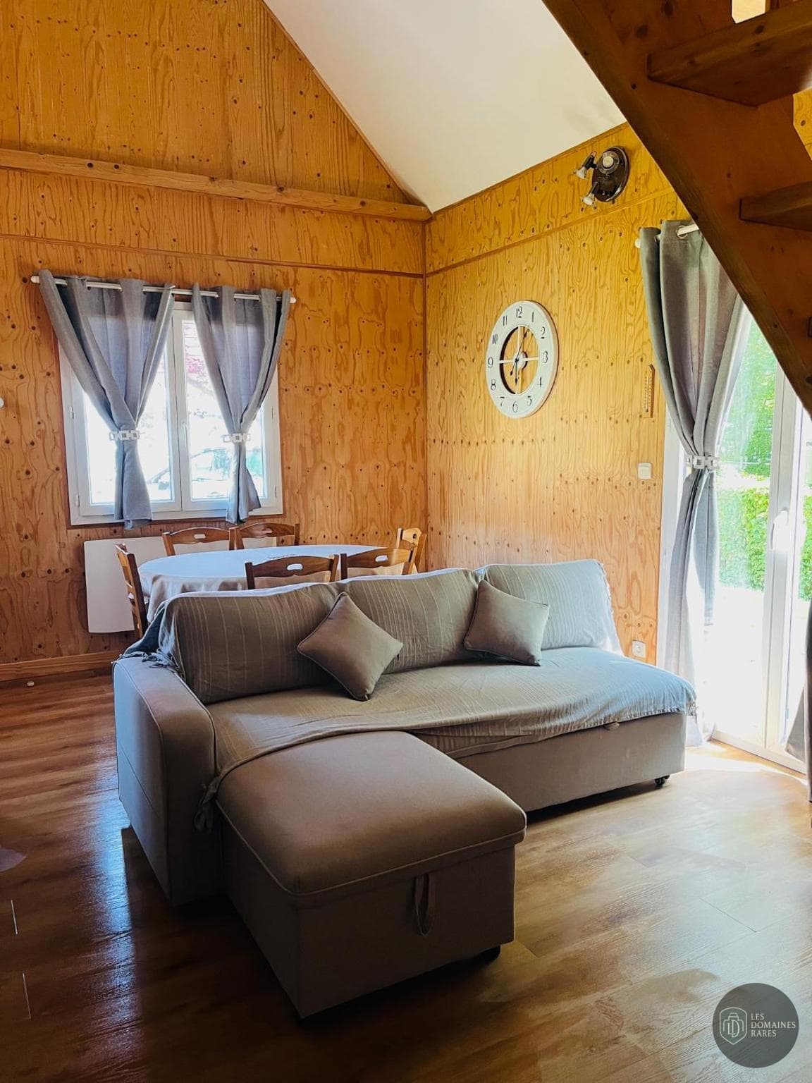Vue extérieure de l'hôtel Maison du Lac à Nances en Auvergne-Rhône-Alpes