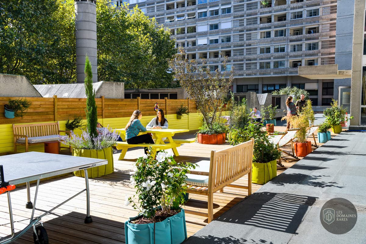 Terrasse aménagée avec tables et bancs