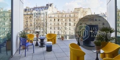 Terrasse extérieure avec vue sur la ville