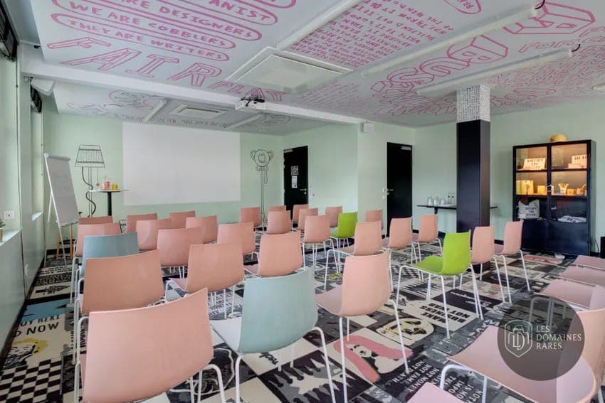 Salle de réunion avec chaises colorées