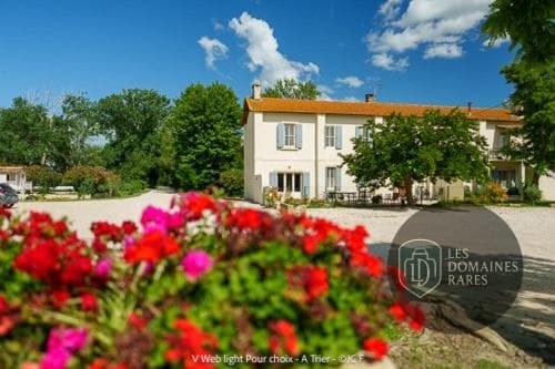 Vue extérieure du domaine Manade Blanc à Arles en Provence-Alpes-Côte d'Azur